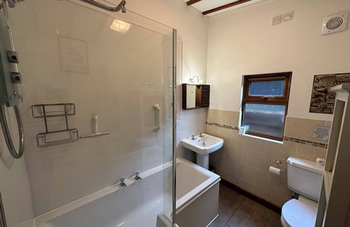 Brundall Cabin | Riverside 2 bedroom lodge. Fishing straight off the decking.
