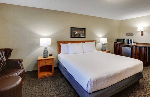Moline Hotel | Riverside Getaway in Moline! Next to the Mississippi Bridge, 2 Pools