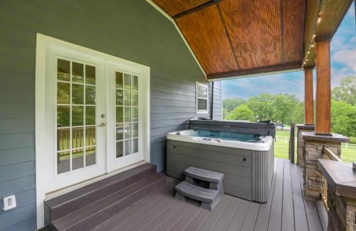 Arden House | Riverside Ranch by AvantStay Mins to Downtown