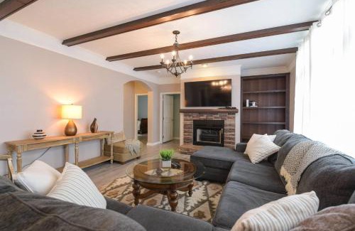 Arden House | Riverside Ranch by AvantStay Mins to Downtown