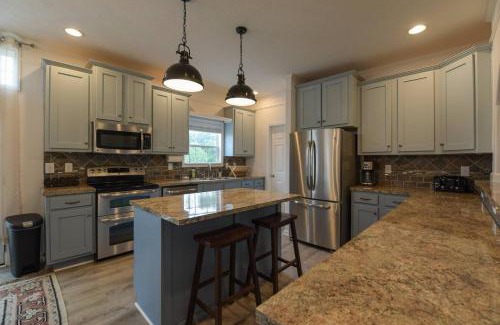 Arden House | Riverside Ranch by AvantStay Mins to Downtown