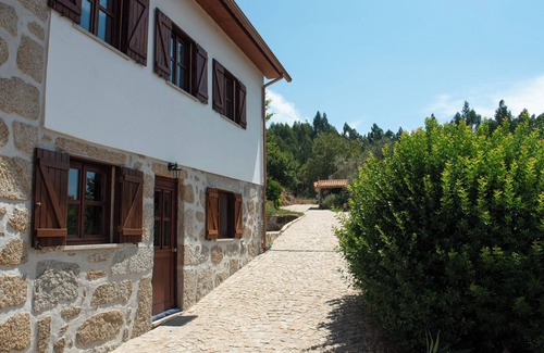 Vila do Mato Cottage | Riverside retreat: 3 bedroom getaway on the river Mondego.