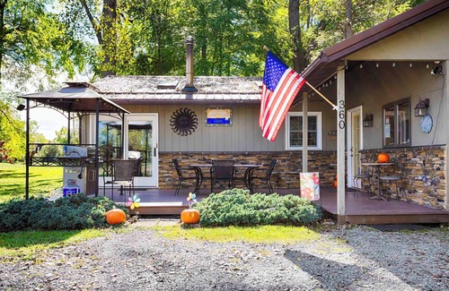 Waterloo Cottage | Riverside Retreat: Private Location and lake access!