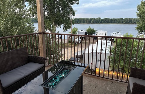 Bellevue Villa | Riverview Villa - Hot Tub - Beach - River Views