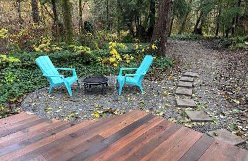 Woodfibre House | Riverwood Retreat-hot tub and cedar sauna on the river