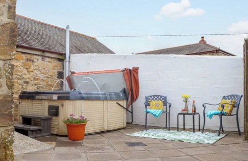 Saint Erth Praze Cottage | RIVIERE BARTON, pet friendly, with hot tub in Hayle
