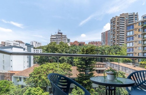 Cali Apartment | RM 1005 | High-Rise Studio | Balcony | Pool | Gym