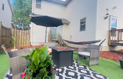 Milwaukee House | RNC! Delightful 3-bedroom house in Milwaukee with garage and a beautiful yard.