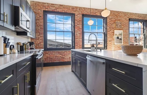 Arts/Warehouse District Hotel | Roami at Brassline Group Friendly #84