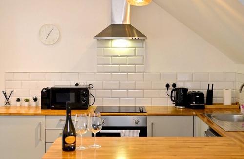 Caerau Apartment | Roath - Modern Flat Near City Centre W/Parking | Pass the Keys