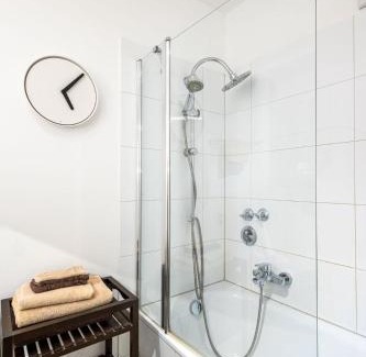 Suedviertel Apartment | Rob's Suite - Zentrale Design-Suite am Opernplatz, 2 Zimmer, 2 Bäder und Top-Ausstattung