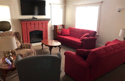 Chowchilla House | Robertson Villa 2BR Cozy Cottage with Full Kitchen