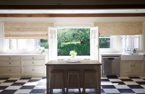 Moss Vale House | Robin Hill Manor - Stay 3 Pay 2