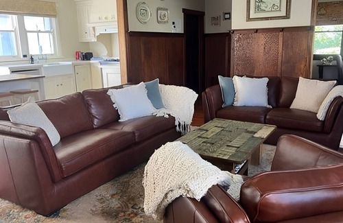 Moss Vale House | Robin Hill Manor - Stay 3 Pay 2