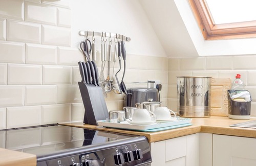 Strefford Apartment | ROBIN'S NEST, pet friendly, character holiday cottage in Strefford