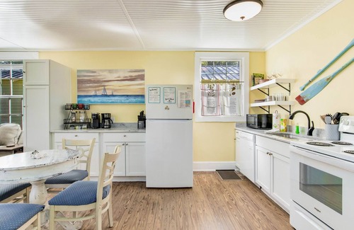 Old East Hill House | Robins Nest - Dog Friendly - Walk to Bay Center