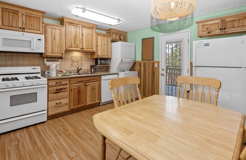 The Village Cabin | Robinson's Roost - Walk to Lake & Village, Arcade Game, Fireplace, Deck, Barbecue