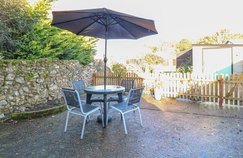 Melton Constable Cottage | ROBYN'S NEST, pet friendly, with a garden in Brinton