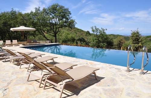 Castellina in Chianti Apartment | Roccia 2BR apart PRM OK in restored Farm w Pool and Spa, ground floor terrace
