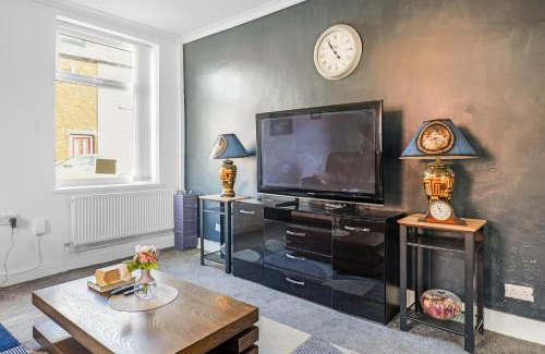 Rochdale House | Rochdale 3 Bedroom House 2 Bath with FREE Parking Sleeps 7