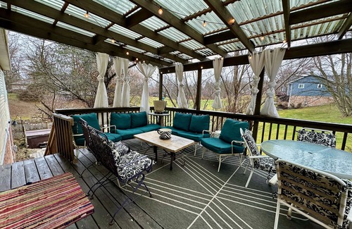 Brighton House | ROCK N ROLL THEME HOUSE ~ Ski Mt. Brighton! ~ Hot Tub, Music & Art Theme