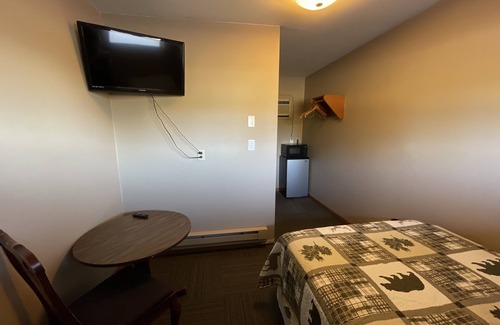 Faulkton Hotel | Rockin' E #4 - clean, updated motel room