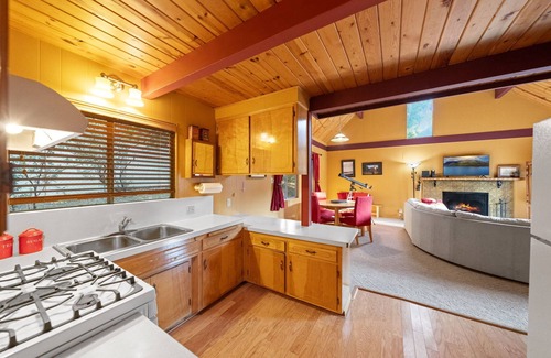 Pine Cove Cabin | Rocky Raccoon: Cabin with Scenic Views and Hot Tub Ideal for a Relaxin