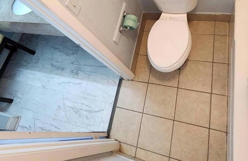 Hattiesburg Apartment | Rodeway Inn Hattiesburg North - King Room - Smoking 7