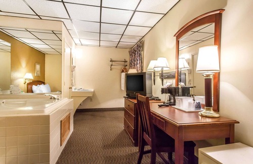 Sandusky Hotel | Rodeway Inn North