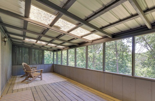 Prairie Creek House | Rogers Home w/ Screened Deck, 2 Mi to Lake!