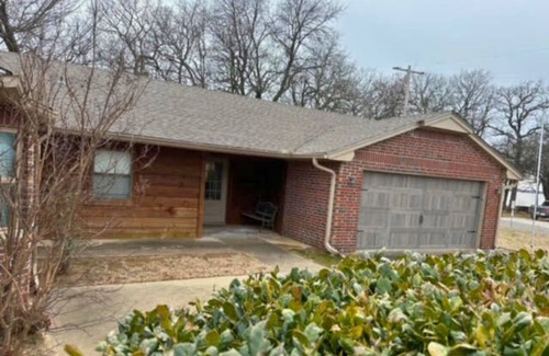 Checotah House | Rolling Oaks Retreat: Waterfront Home with Private Boat Dock & Sandy Beaches