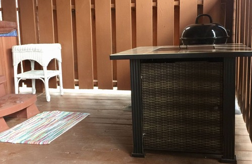 Townsend Cabin | Romance, Hot Tub, Firepit, Secluded, Whirlpool Bath, Fireplace - Pipers Place