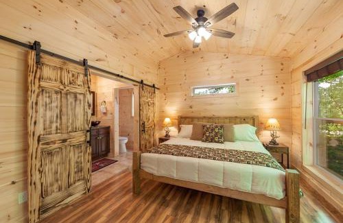 Sevierville House | Romantic 1BR Cabin, Hot Tub, Easy Access & Wi-Fi