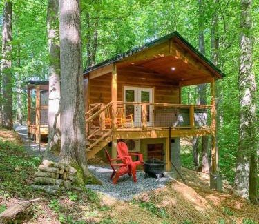 Sevierville House | Romantic 1BR Cabin, Hot Tub, Easy Access & Wi-Fi