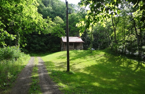 Hot Springs Cabin | Romantic and Cozy Cabin, Great for Honeymoons & Anniversaries