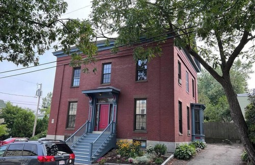 West End Condo | Romantic apt:West End +parking