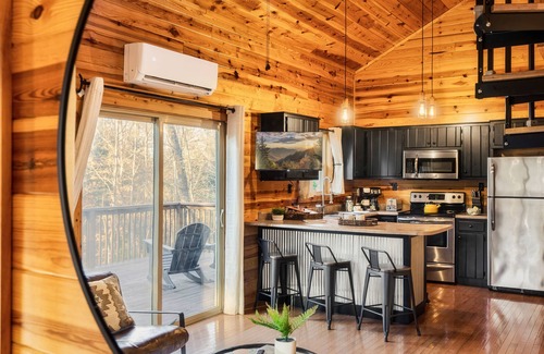Elgin Cabin | Romantic Cabarn w/HotTub Lounge - Located on BSF!