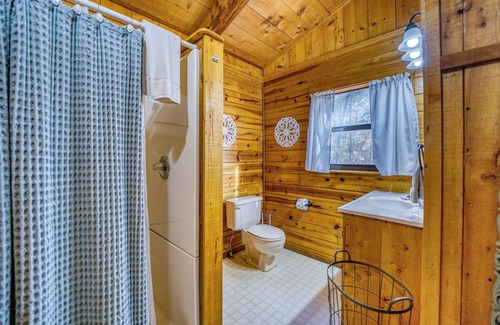 Saint Joe Cabin | Romantic cabin getaway with Jacuzzi tub. Pet Friendly!