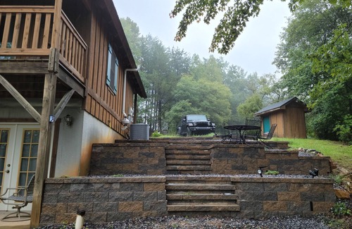 Purlear Cabin | Romantic Cabin Getaway, WIFI, hiking trails waterfalls,and Hot Tub