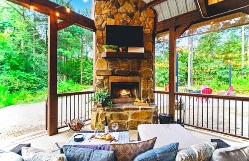 Hochatown Cabin | Romantic Cabin in Broken Bow! Secluded on 4+ acres, 1BR 2Bath, Hot Tub, FirePit