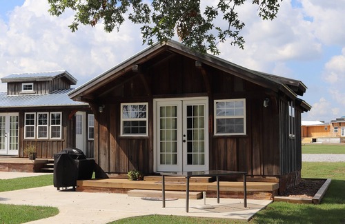 Bates County Cabin | Romantic Country Cabin at Lakeview by Sue