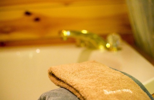 Millersburg Apartment | Romantic Couples Suite with Jacuzzi Tub and Kitchenette