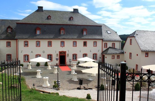 Kronenburg House | Romantic double room superior - Burghaus and Villa Kronenburg