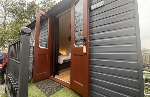 Dwyran Apartment | Romantic Shepards Hut With Hot Tub