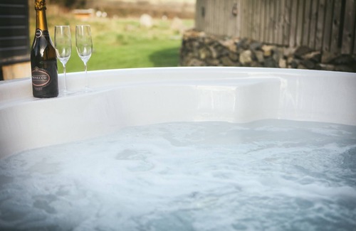 Dwyran Apartment | Romantic Shepards Hut With Hot Tub