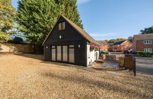 Bisley Apartment | Romantic getaway UK with Private Sauna, King Bed, WiFi 517mbps & EV Charger