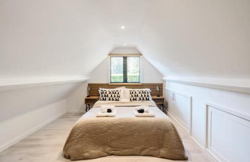 Bisley Apartment | Romantic getaway UK with Private Sauna, King Bed, WiFi 517mbps & EV Charger