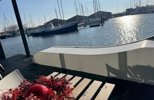 Andijk Boat Rental | "Romantic houseboat 'TinyFloat' on the IJsselmeer - pure relaxation!"