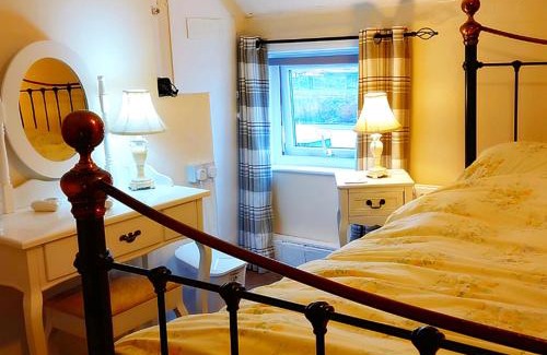 Mablethorpe and Sutton House | Romantic Lakeside Cottage by the Beach! with Super Cosy Log Burner! The Perfect Escape to Your Home from Home by the Sea! So Relaxing - You Won't want to Leave! Pet Friendly!
