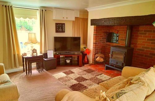 Mablethorpe and Sutton House | Romantic Lakeside Cottage by the Beach! with Super Cosy Log Burner! The Perfect Escape to Your Home from Home by the Sea! So Relaxing - You Won't want to Leave! Pet Friendly!